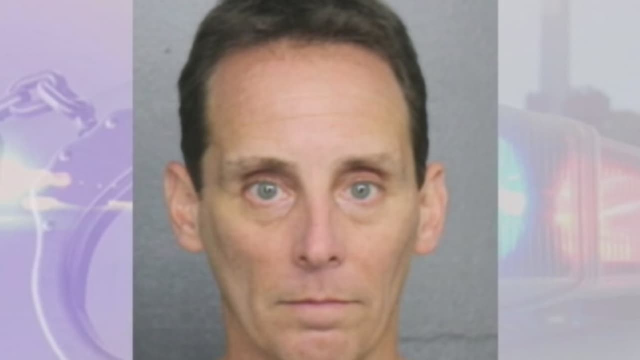 Prohíben a pediatra de Broward acercarse a menores tras acusación de pornografía infantil
