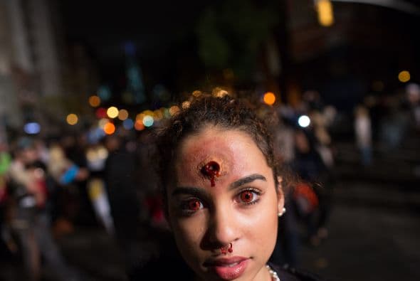 Durante el desfile abundaron los disfraces de vampiros y zombies.