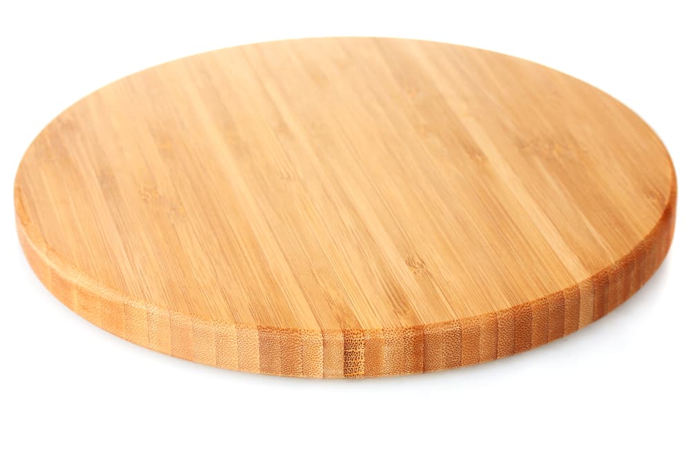 Coloca en tu espacio de trabajo de rituales la tabla o superficie de madera que hayas elegido para sostener los demás ingredientes y ser la base poderosa del ritual.