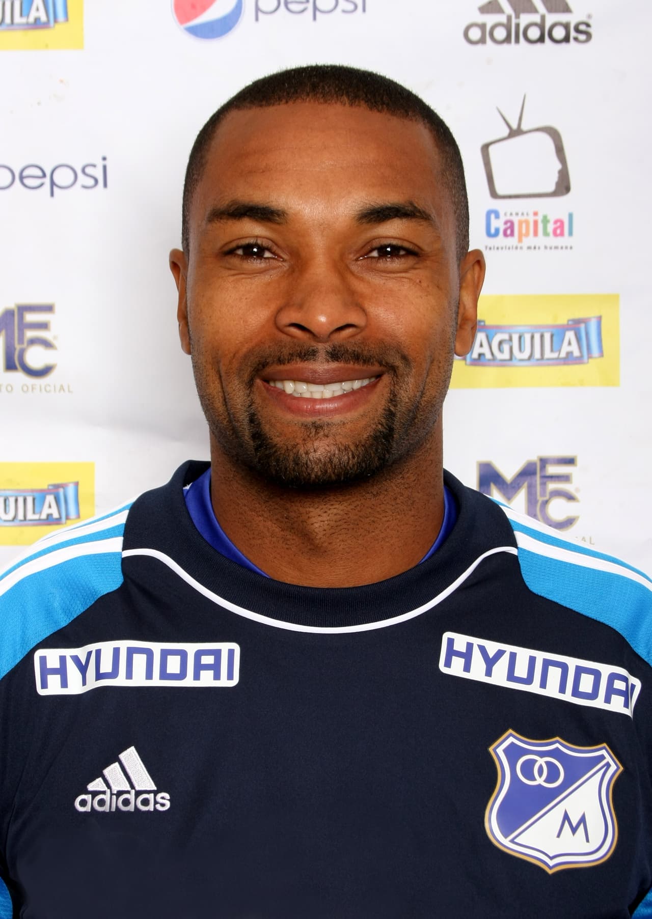 Róbinson Zapata. Posición: Portero. Edad: 37 años. Club: Independiente Santa Fe (Colombia). Veces seleccionado: 2 participaciones. Descripción: Es un portero con mucha experiencia y el jugador más veterano del equipo cafetero en la Copa América Centenario. Tiene grandes reflejos y viene de brillar al conseguir con Santa Fe el título de la Copa Sudamericana el año pasado.