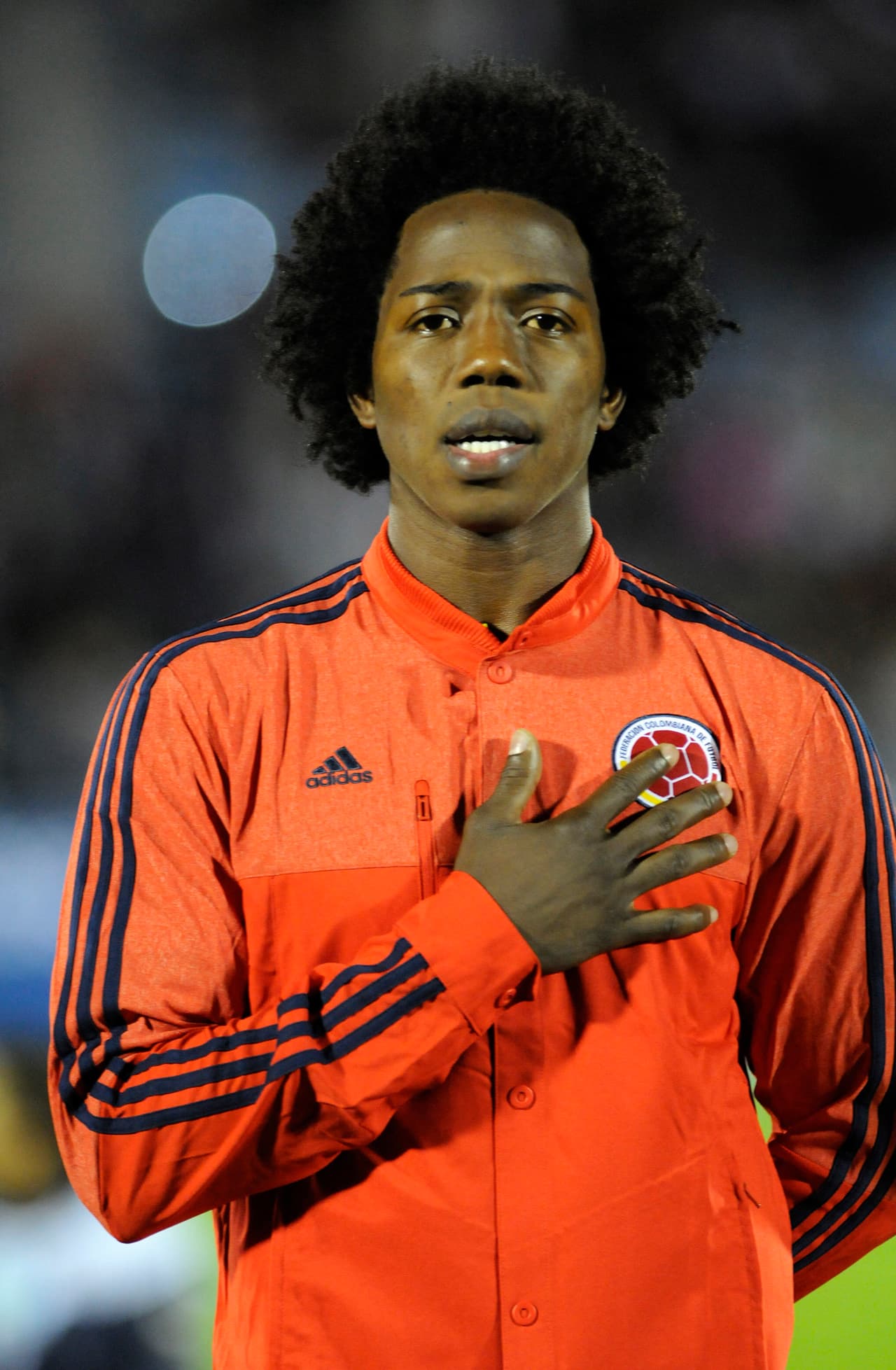 Carlos Sánchez. Posición: Mediocampista. Edad: 30 años. Club: Aston Villa (Inglaterra). Veces seleccionado: 64 participaciones. Descripción: Es uno de los líderes y el jugador de marca y equilibrio en el mediocampo de su selección. Ha hecho su carrera en el fútbol de Uruguay, Francia, España e Inglaterra. Destacó en el Mundial de Brasil 2014 y jugará su tercera Copa América.