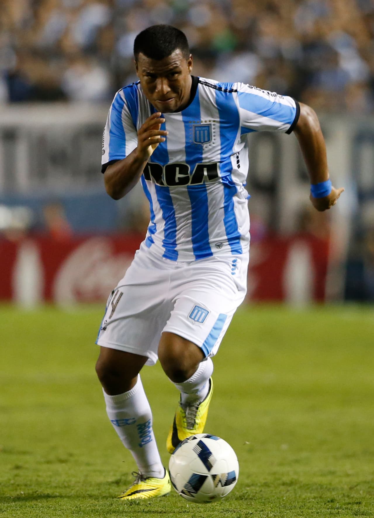 Roger Martínez. Posición: Delantero Edad: 21 años. Club: Racing (Argentina). Veces seleccionado: 1 participación. Otra gran revelación del fútbol colombiano. Es un delantero potente y con gran olfato de gol. Ha desarrollado su carrera en el fútbol argentino y fue la figura en el repechaje del equipo sub’23 de su país ante Estados Unidos que se clasificó a los Juegos Olímpicos.