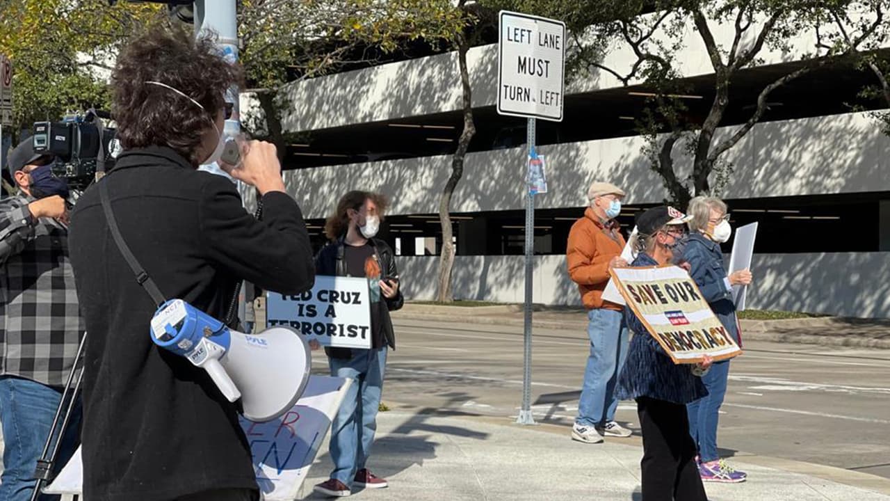 Activistas se congregaron la mañana y tarde de este jueves afuera de la oficina del senador republicano Ted Cruz en el edificio federal Leland en el centro de Houston.