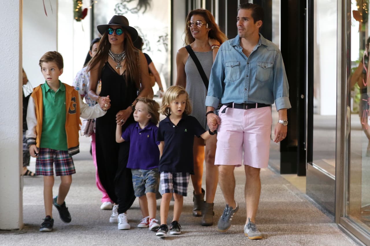 Galilea Montijo es muy afectuosa y cariñosa con los hijos mayore de su esposo.