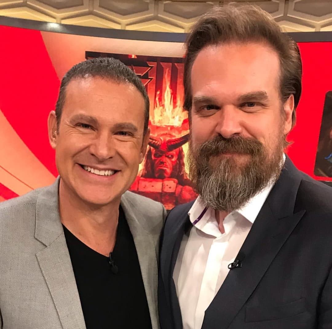 Este 2019, Alan Tacher conoció a David Harbour, actor que protagoniza a Hellboy. El conductor mexicano señaló que es fan su trabajo y que uno de sus personajes favoritos es Jim Hopper en la serie de Stranger Things.
<br>