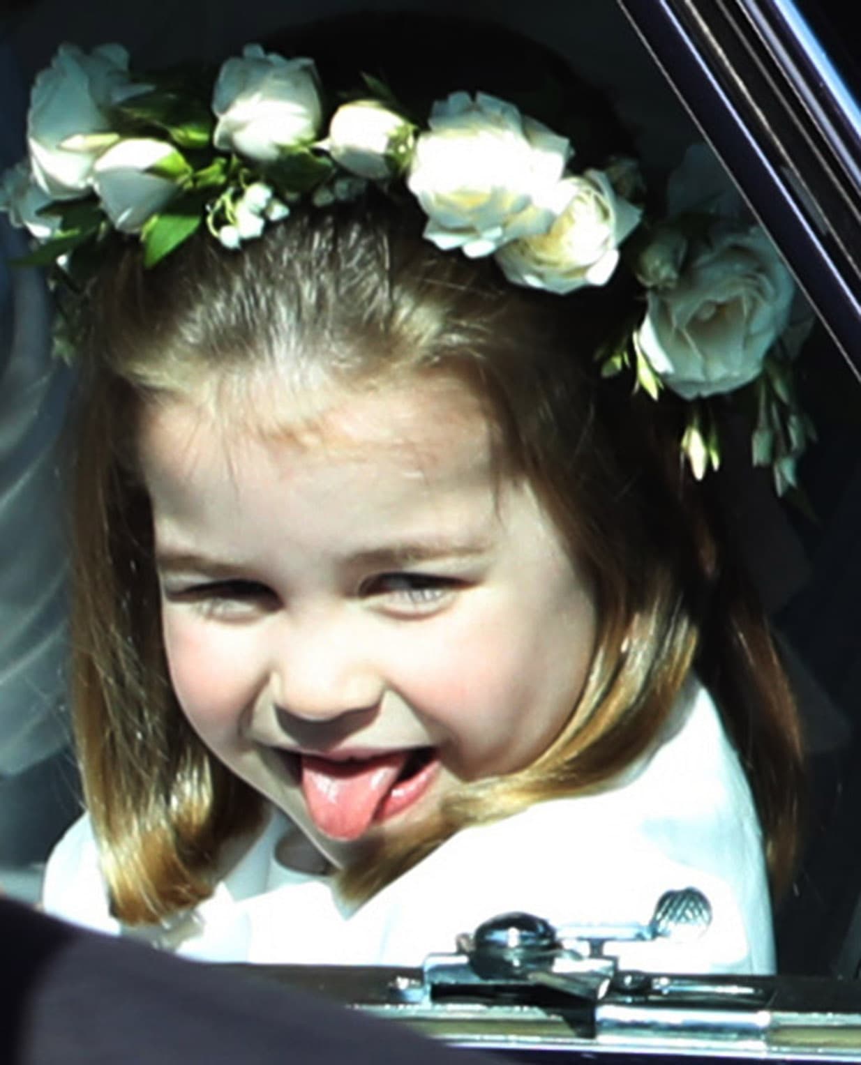 Esta no es la primera vez que la adorable princesa hace este tipo de gestos. En 2018 fue sorprendida haciendo exactamente lo mismo mientras viajaba en automóvil con rumbo a la capilla de San Jorge para la boda del príncipe Harry y Meghan Markle.