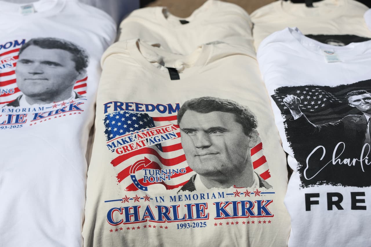 Muchos de estos artículos conmemorativos estuvieron a la venta en los alrededores del estadio.