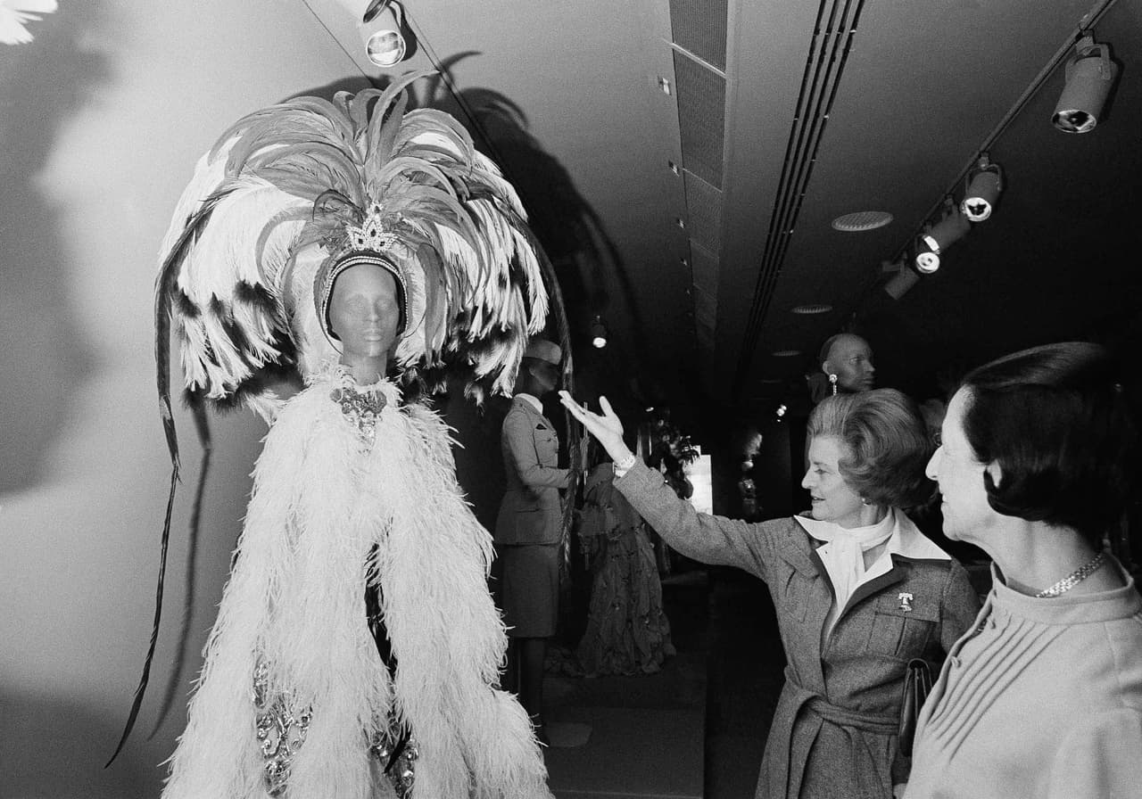 Gracias a su capacidad de curar las exposiciones más espectaculares vistas hasta ese momento. Aquí al lado de la primera dama Betty Ford antes de la exposición de 1976.