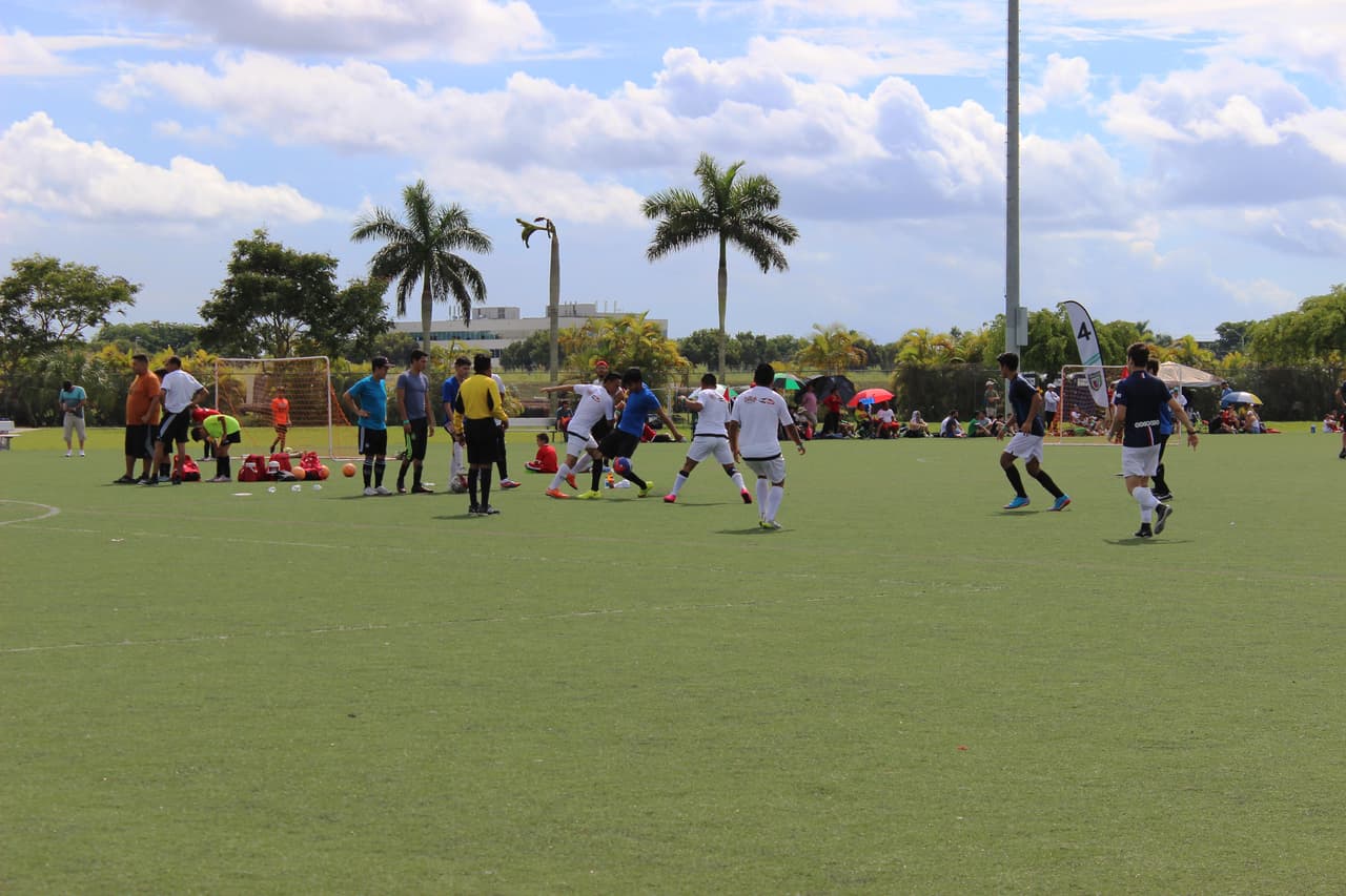 Cientos de personas se dieron cita al Kendall Soccer Park para participar y disfrutar de un torneo familiar.