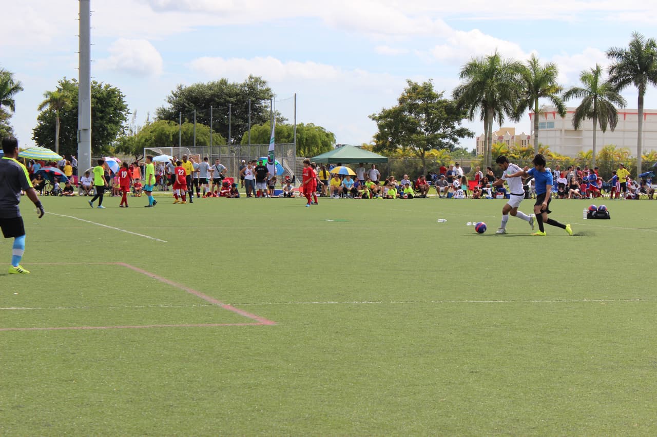 Cientos de personas se dieron cita al Kendall Soccer Park para participar y disfrutar de un torneo familiar.