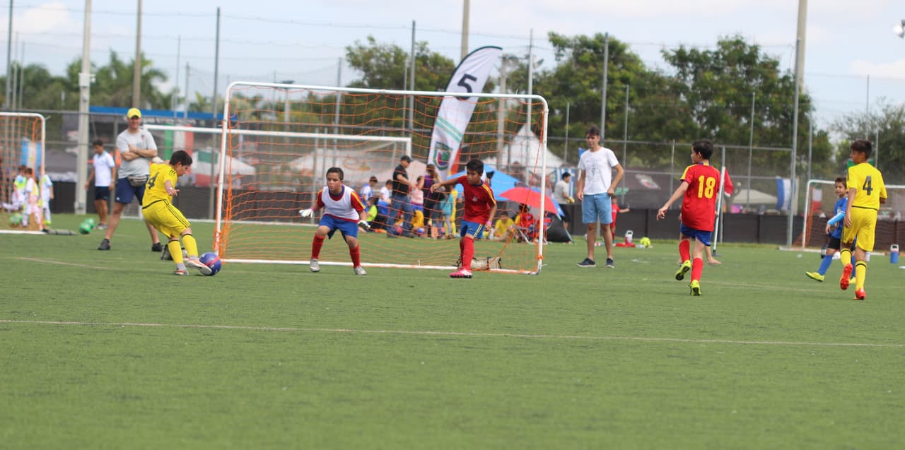Cientos de personas se dieron cita al Kendall Soccer Park para participar y disfrutar de un torneo familiar.