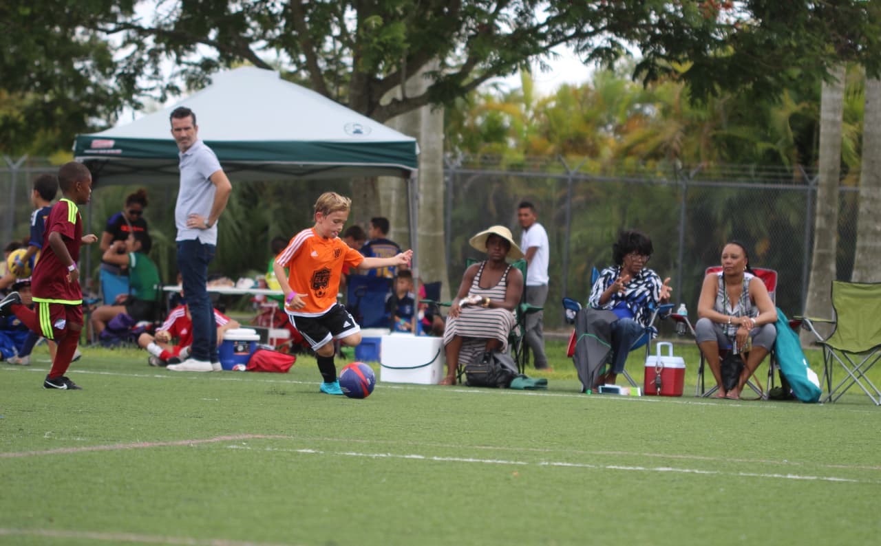 Cientos de personas se dieron cita al Kendall Soccer Park para participar y disfrutar de un torneo familiar.