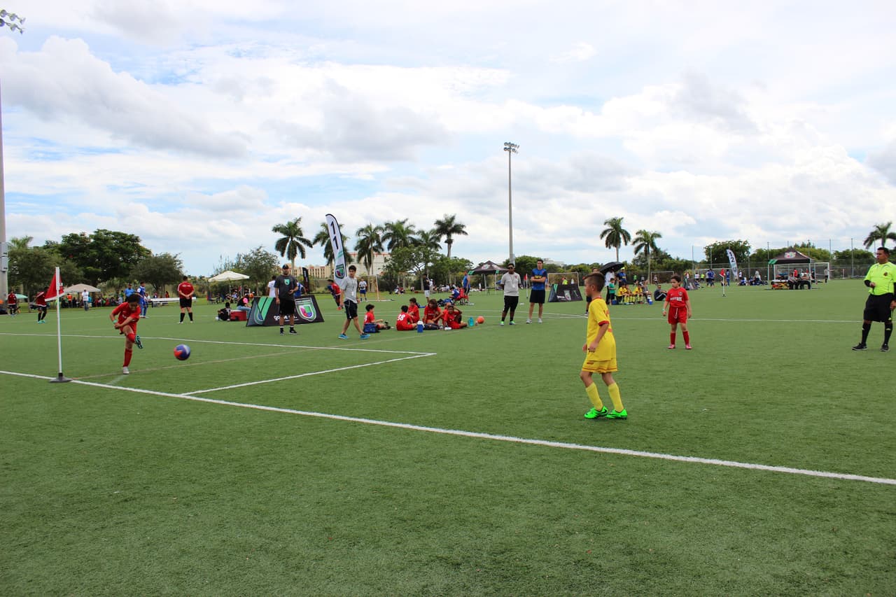 Cientos de personas se dieron cita al Kendall Soccer Park para participar y disfrutar de un torneo familiar.