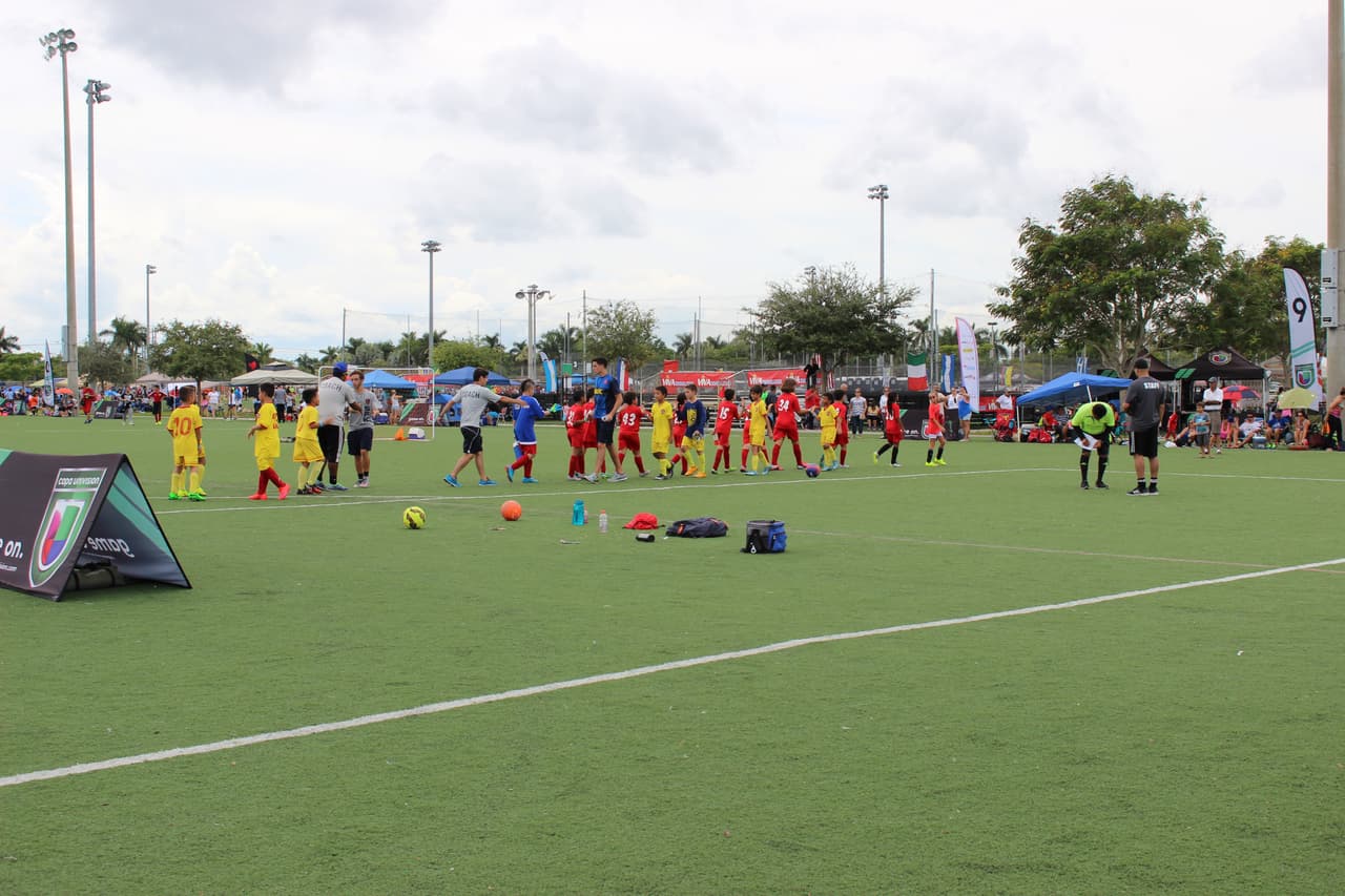 Cientos de personas se dieron cita al Kendall Soccer Park para participar y disfrutar de un torneo familiar.