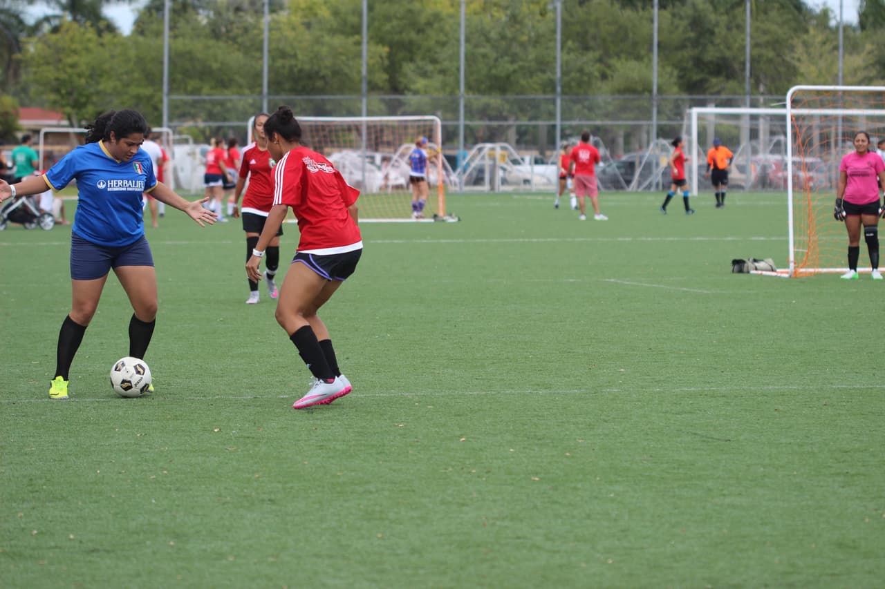 Cientos de personas se dieron cita al Kendall Soccer Park para participar y disfrutar de un torneo familiar.