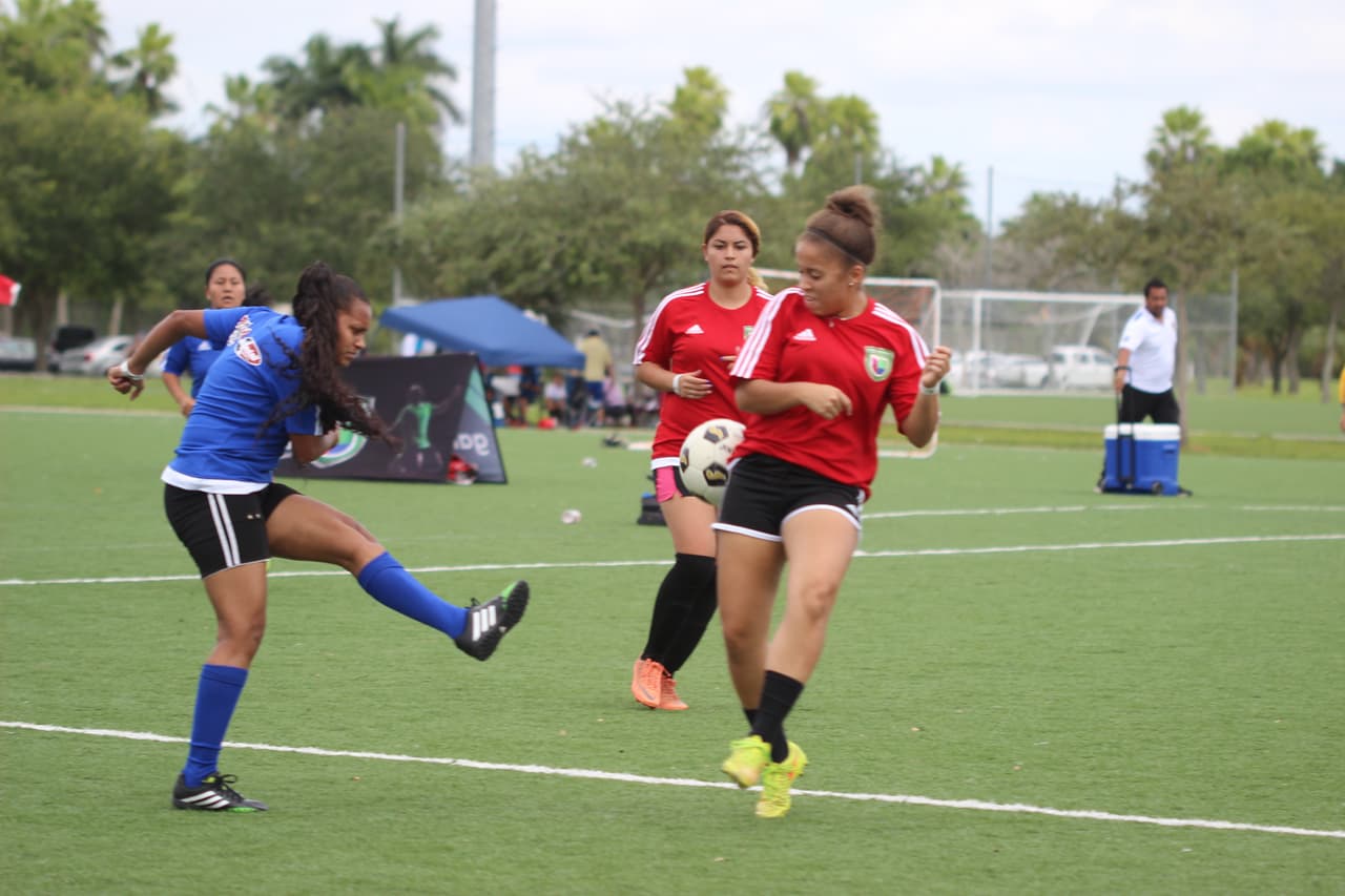 Cientos de personas se dieron cita al Kendall Soccer Park para participar y disfrutar de un torneo familiar.
