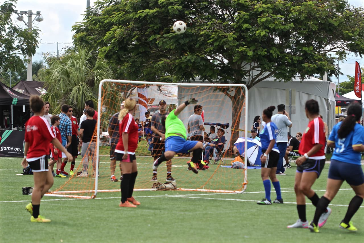 Cientos de personas se dieron cita al Kendall Soccer Park para participar y disfrutar de un torneo familiar.