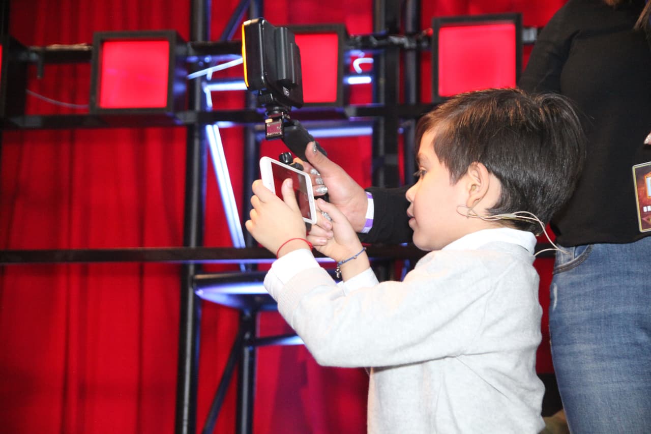 Aparentemente el travieso Mateo quería aprender a hacer un Facebook like, o algo parecido.