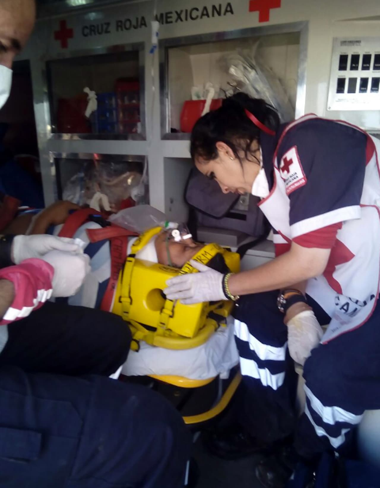 Paramédicos de la Cruz Roja de México atienden a un herido. Además de la Cruz Roja acudieron al lugar funcionarios de Protección Civil municipal, unidades de rescate aéreo, el cuerpo de bomberos de la capital y del Estado de México, miembros de la Secretaría de la Defensa Nacional (Sedena) y policías federales.