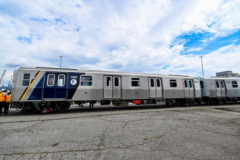 Se estima que los vagones estarán listos entre febrero de 2025 y diciembre de 2026, según los documentos de adquisición de la MTA. 
<br>
<br>