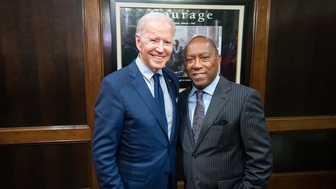 "Feliciades a Joe Biden en convertirse en el presidente número 46 de los Estados Unidos", señala el alcalde de Houston, Sylvester Turner a través de una 
<b><a href="https://twitter.com/SylvesterTurner/status/1325134805411930112" target="_blank">publicación en Twitter</a></b>.