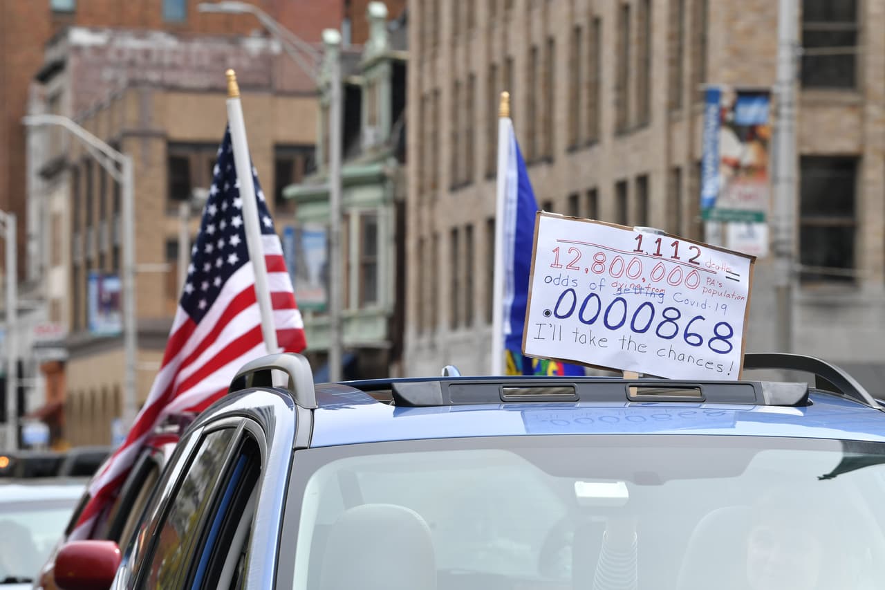 Los asistentes ondeaban banderas, algunos con máscaras y otros sin protección, se concentraron frente al Capitolio, ignorando las pautas de distanciamiento social para pedirle a Wolf que ponga fin al cierre de negocios considerados no esenciales y que vuelva a trabajar a casi 1.4 millones de residentes de Pensilvania.
<br>