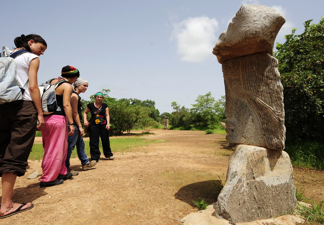 <b>Burkina Faso.</b> Estados Unidos recalca que en esta nación hay terrorismo, crimen y secuestros. Pese a que no está en la lista de países a los que no hay que viajar, el Departamento de Estado 
<a href="https://travel.state.gov/content/travel/en/traveladvisories/traveladvisories/burkina-faso-travel-advisory.html" target="_blank">publicó una lista con 11 regiones</a> en las que es mejor no poner el pie ya que no pueden ofrecer ningún tipo de servicio de emergencia. En la imagen, unas turistas francesas en Laong, un lugar conocido por sus esculturas de granito.