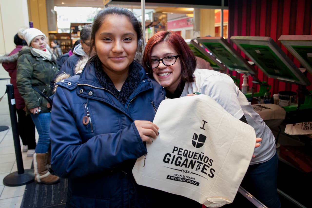 Estas bellezas presumieron su bolsa diseñada.