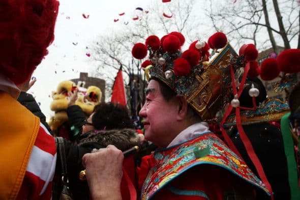 Artistas recrean un ritual de oración y sacrificio para buenas cosechas antes de la celebración de Año Nuevo Lunar en el en el Templo de la Tierra en Pekín, en China.
