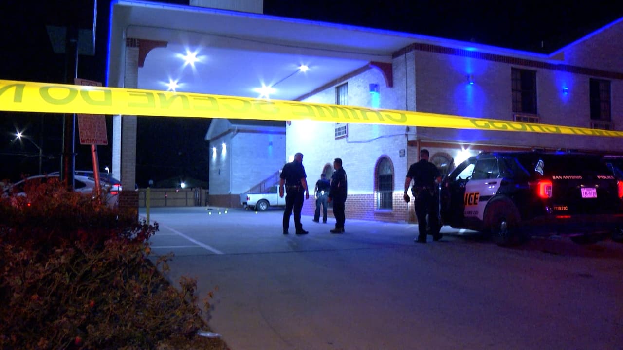 Policías disparan a un hombre que aparentemente les mostró un arma en un hotel