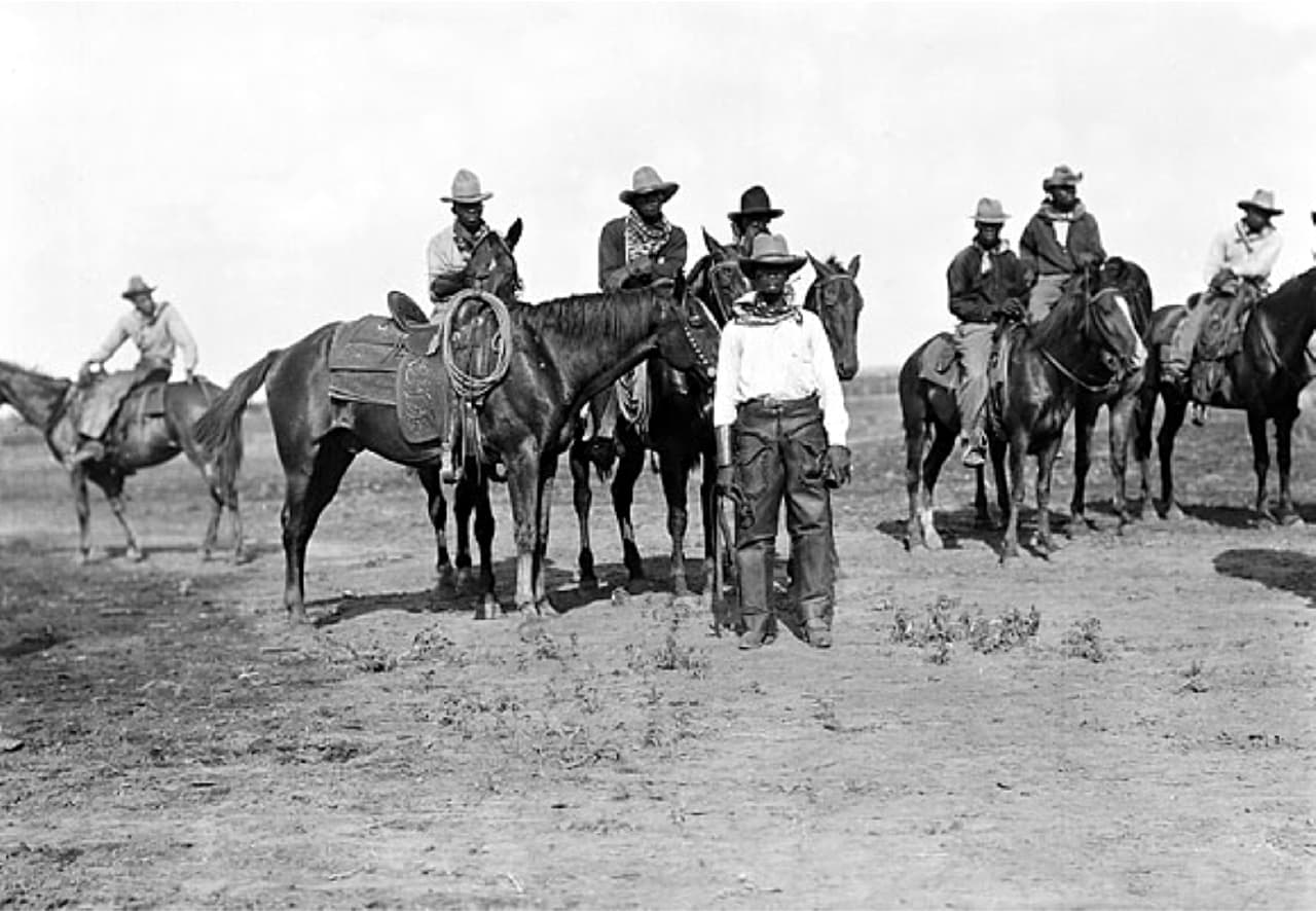 Black Cowboys o "Vaqueros negros", en Bolton, Texas, en 1913. Muchos de los esclavos liberados se dedicaron a labores del campo y, aunque en paga y por ley debían recibir el mismo trato que los blancos, la discriminación persistía.
