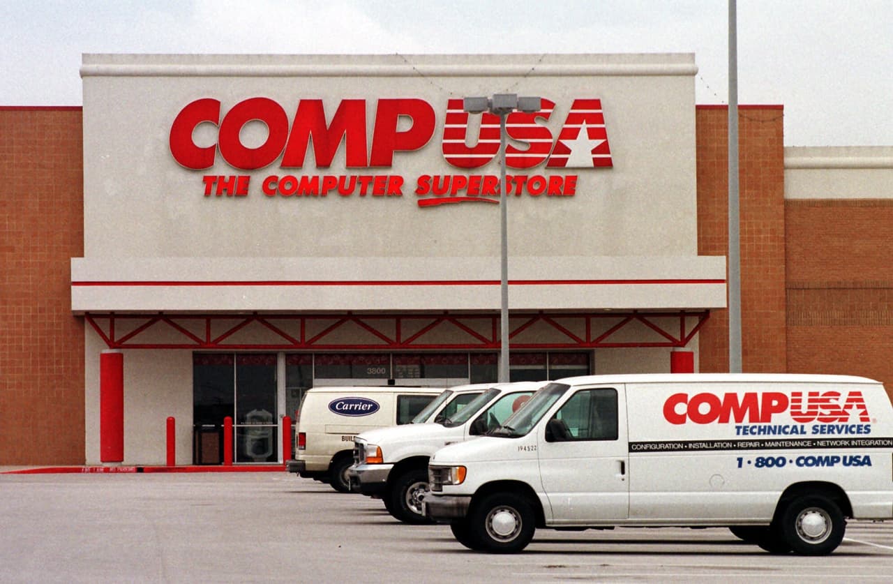 <b>CompUSA</b> la empresa de tecnología que abrió sus puertas en 1984 cerró todas sus tiendas en el 2012.