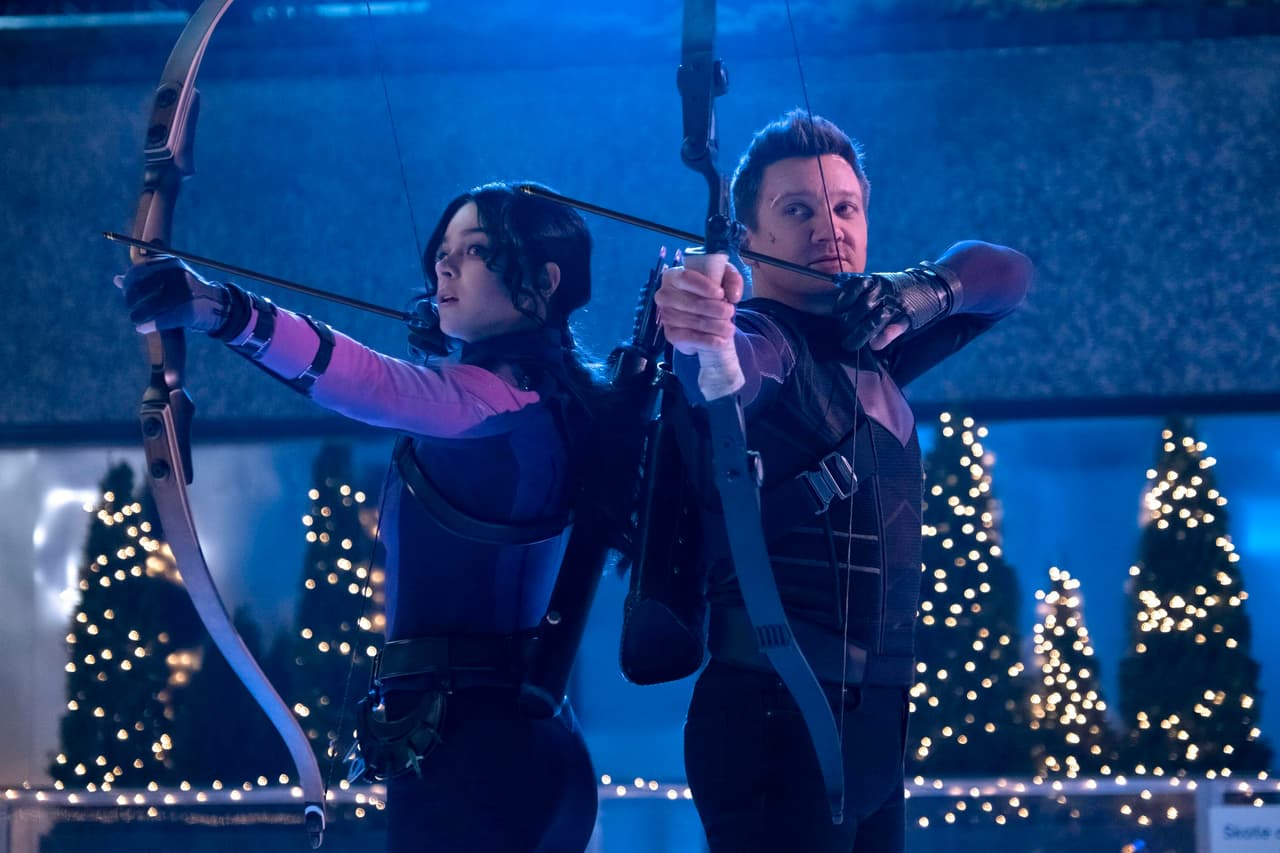 Hailee Steinfeld es Kate Bishop y Jeremy Renner Clint Barton/Hawkeye en la serie.
