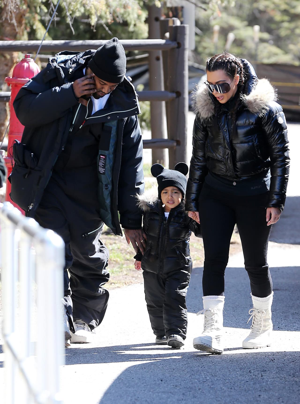 Los papis orgullosos la llevaron de la manita.