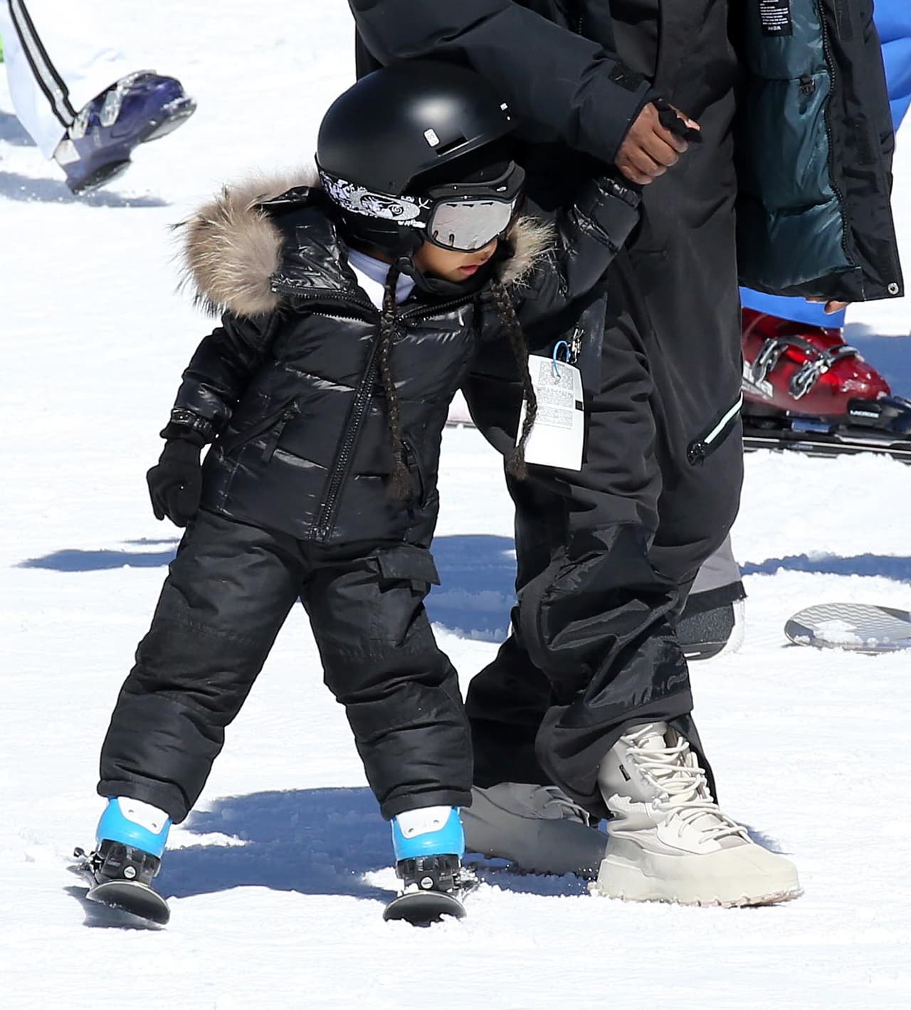 Tenía sus mini-skis, casco y goggles.