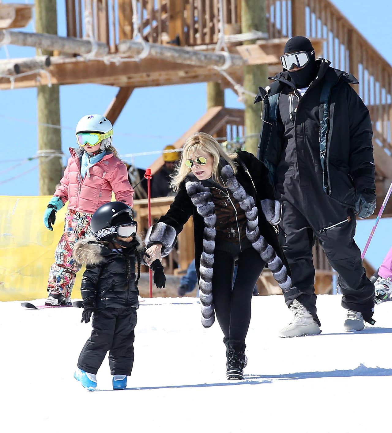 Esta señora ayudó a que no se cayera la nena.