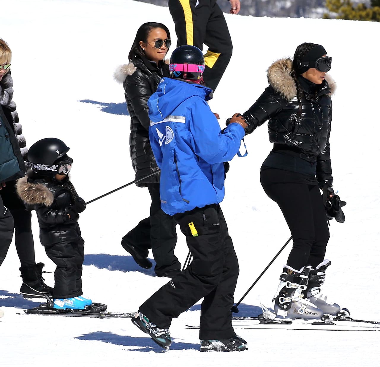 Jalaron a los pequeños y los cuidaron a todo momento.