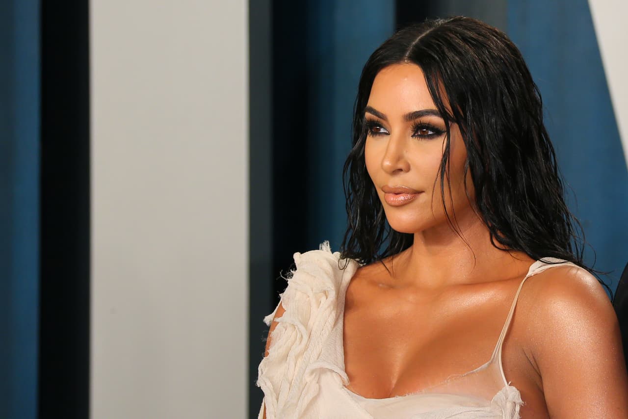 <b>Puesto 8: Kim Kardashian, modelo y figura mediática.</b>
<br>
<br>
<b>347.4 millones de seguidores en redes sociales.</b>
<br>
<br>
<a href="https://www.instagram.com/kimkardashian/"><u>Instagram</u></a>: 230 millones de seguidores.
<br>
<br>
<a href="https://twitter.com/KimKardashian"><u>Twitter</u></a>: 69.7 millones de seguidores.
<br>
<br>
<a href="https://www.facebook.com/KimKardashian"><u>Facebook</u></a>: 33 millones de seguidores.
<br>
<br>
<a href="https://www.tiktok.com/@kkwofficial?lang=en"><u>Tik Tok</u></a>: 12.9 millones de seguidores.
<br>
<br>
<a href="https://www.youtube.com/channel/UCeNhHgTE36tTQkJsjPaPwnA"><u>Youtube</u></a>: 1.8 millones de seguidores.