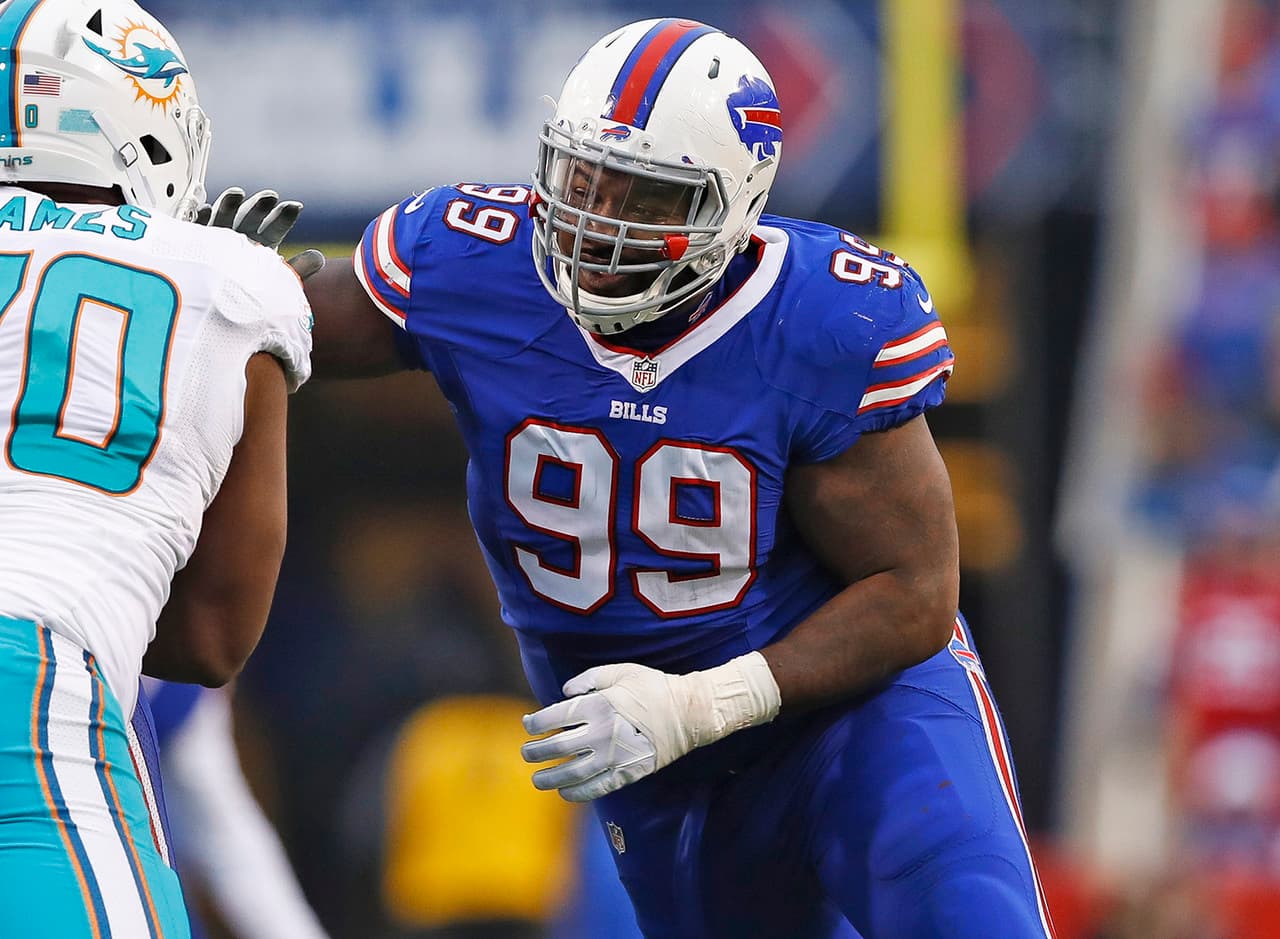 <b>Bills Buffalo: MARCELL DAREUS</b> 
<i>(6 temporadas)</i>
<br>Muchos seguidores de los Bills pueden votar por Kyle Williams, pero Dareus ha pasado pruebas como el mejor jugador defensivo de Buffalo durante sus seis temporadas en la NFL. Dejando atrás la suspensión de cuatro juegos del año pasado, el jugador 
<i>All-Pro</i> en 2014 fue muy elogiado por la nueva coordinadora Leslie Frazier como "un todo en uno" esta temporada baja, señalando que Dareus tiene la oportunidad de ser "uno de los defensivos más dominantes de la NFL" dentro del nuevo sistema del entrenador Sean McDermott.