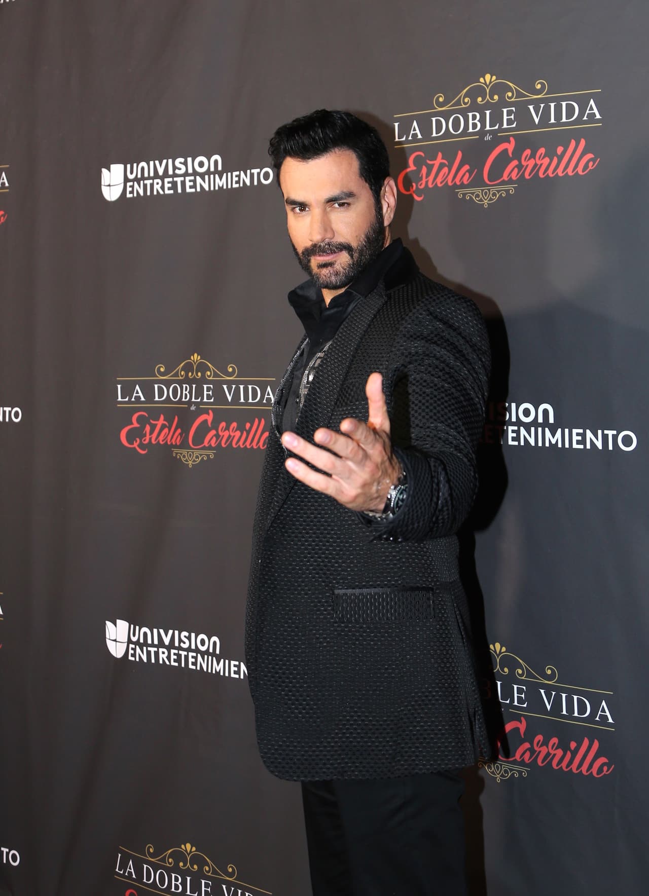 <b><a href="http://www.univision.com/temas/david-zepeda">David</a></b> no se quedó atrás, también eligió el color negro para caminar por la alfombra.