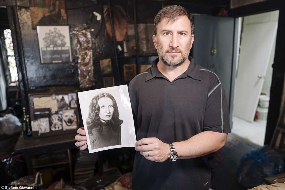 El propietario del edificio, Adam Pomerantz, (en la mano una foto de O'Grady) planea actualizar el viejo apartamento para alquilar por al menos $5,000