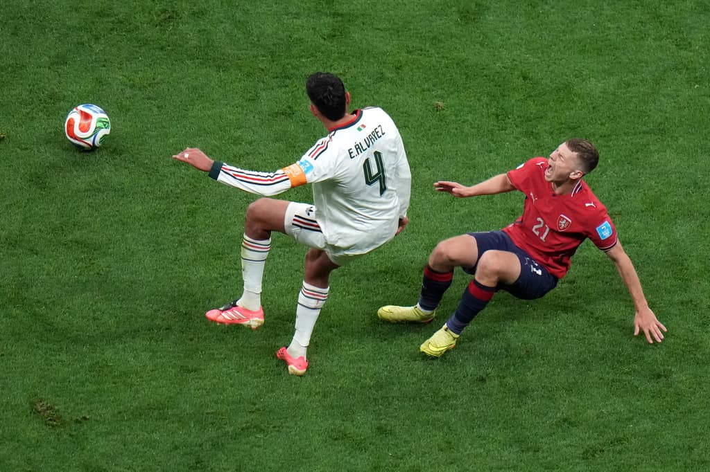 El checo David Doudera disputa el balón con el mexicano Edson Álvarez