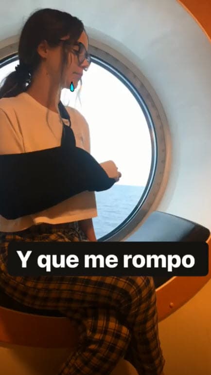 La actriz apareció con el brazo vendado y un cabestrillo con el mensaje "y que me rompo".