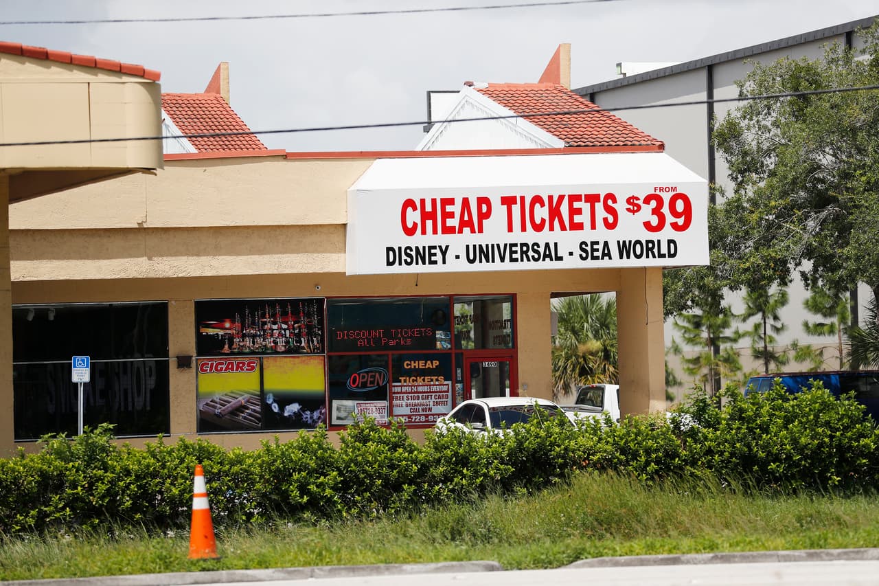 Un anuncio de entradas con descuento a los parques en Lake Buena Vista, la pequeña ciudad al sur de Orlando donde se encuentra parte del complejo de parques y hoteles. Disney informó que ha tomado medidas especiales de seguridad para evitar la propagación del 
<a href="https://www.univision.com/temas/coronavirus">coronavirus</a>.