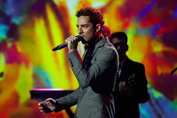 El guapo y talentoso David Bisbal pisó el escenario para interpretar uno de nuestro temas favoritas de telenovela.