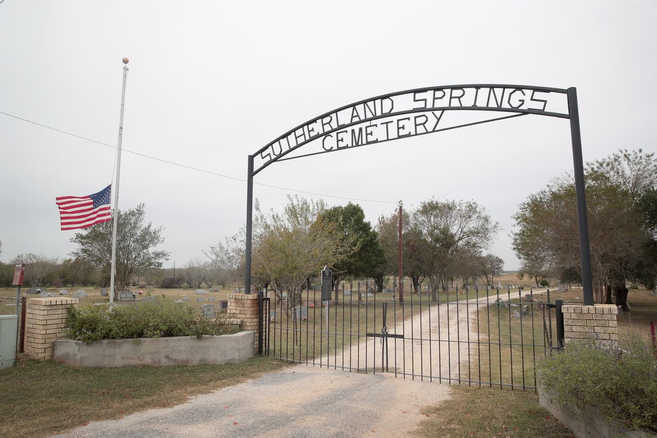 El domingo 5 de noviembre, Devin Patrick Kelley arremetió a tiros contra la iglesia First Baptist Church dejando 26 víctimas y convirtiendo esta en la matanza más mortífera de la historia de Texas. El tiroteo dejó totalmente desmembrado este pueblo.
