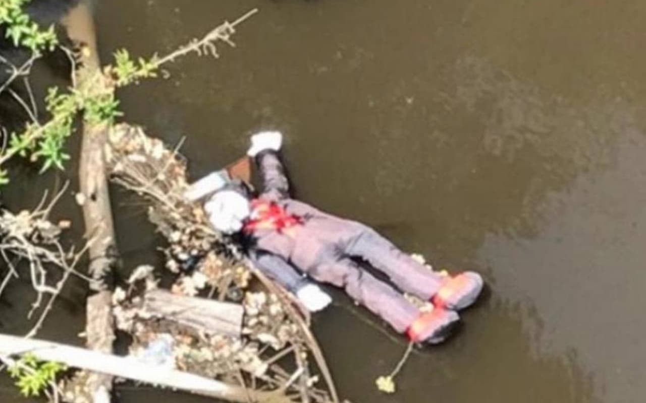 Bomberos rescatan un 'cuerpo' que flotaba en arroyo de California, pero resultó ser muñeco de Drácula