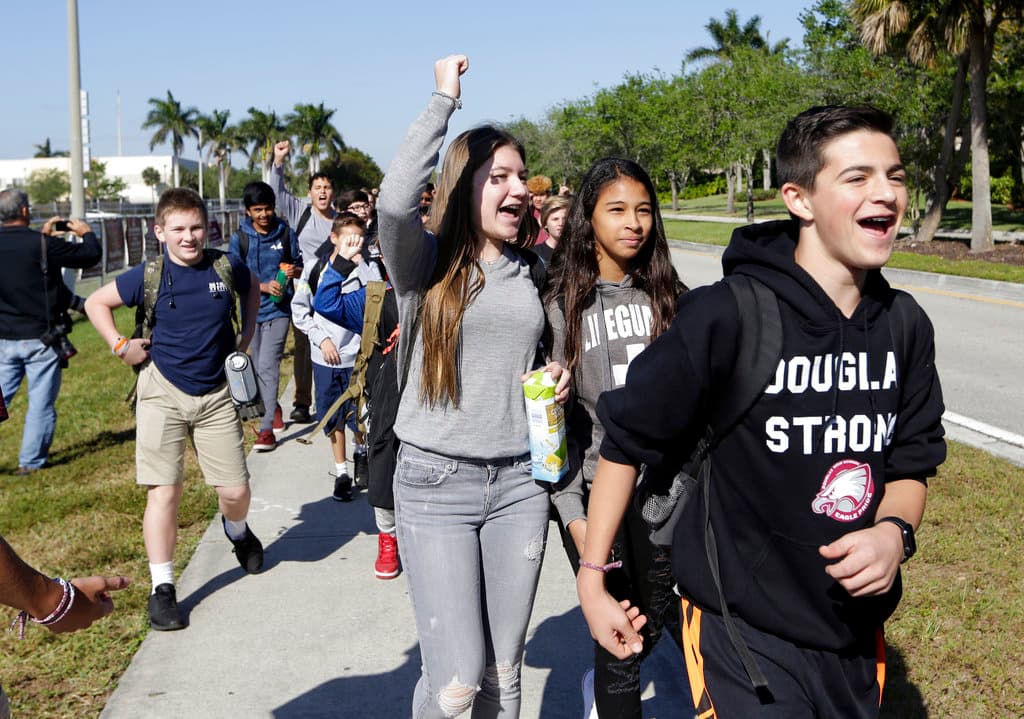 Nueva política en Sarasota prohíbe walkouts y sanciona protestas estudiantiles
