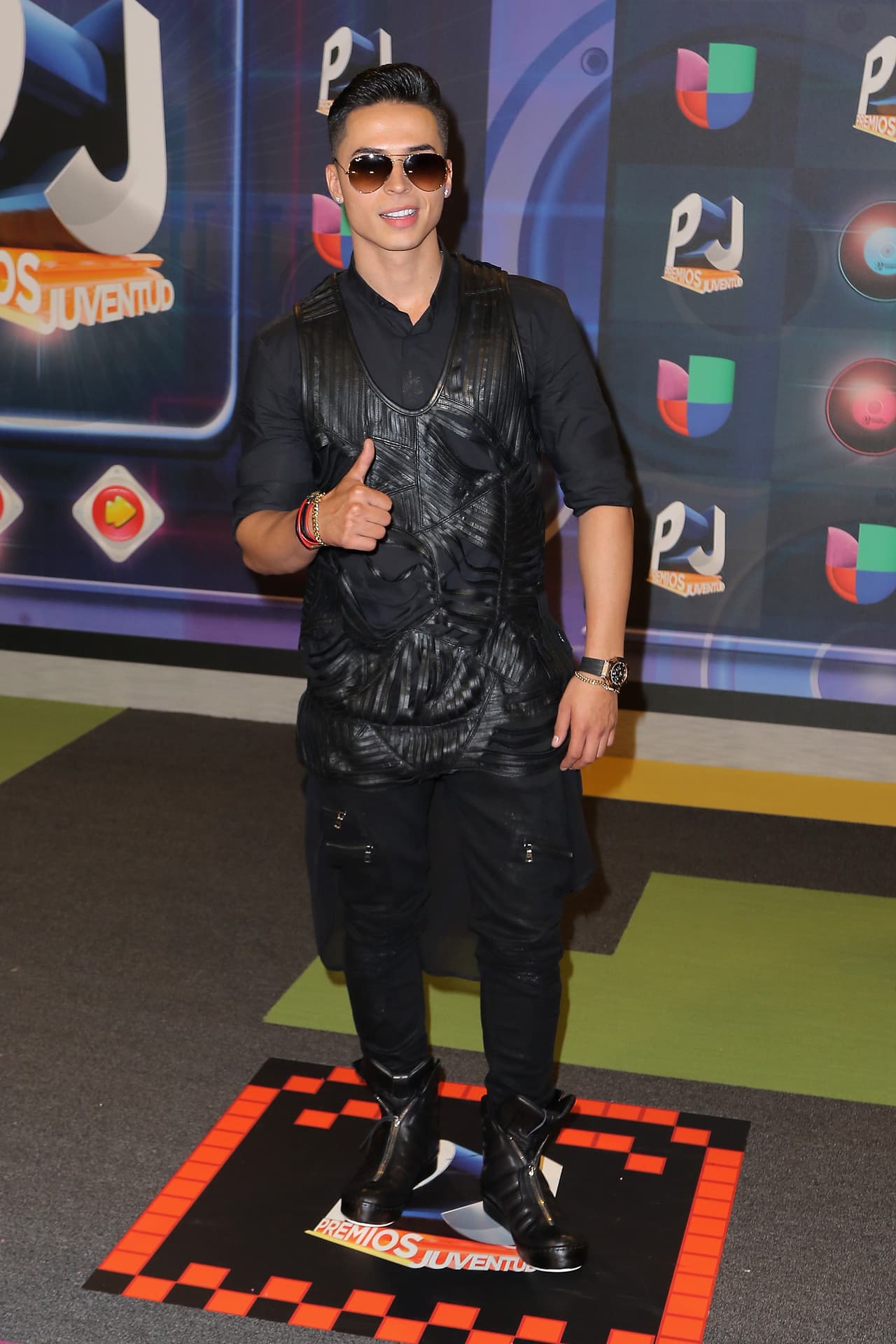 Nada más porque Reykon es muy guapo, le pasamos de que vez en cuando vista así.