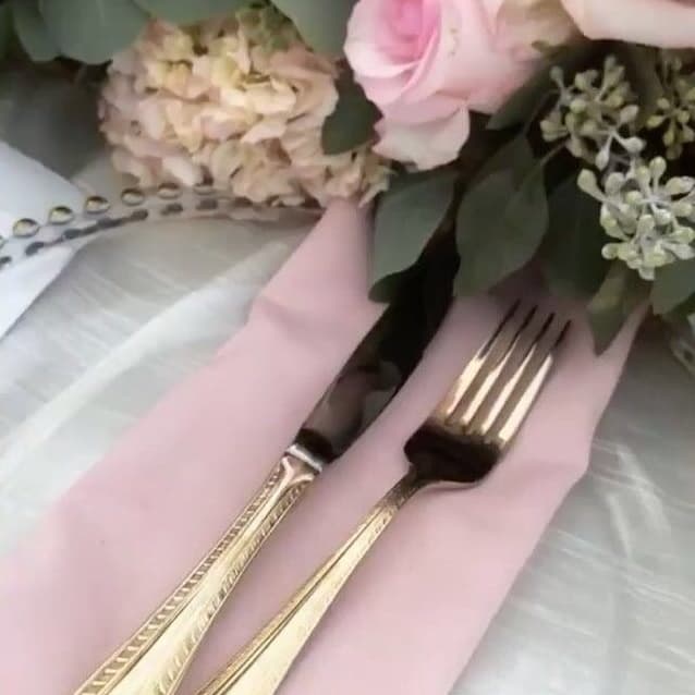 Las damas de honor vistieron de color rosa pastel, mismo tono que predominó en la decoración de las mesas.